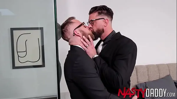 Frische NASTYDADDY Suited Alpha Wolfe Breeds Joel Jemand im Büro Gesamtvideos