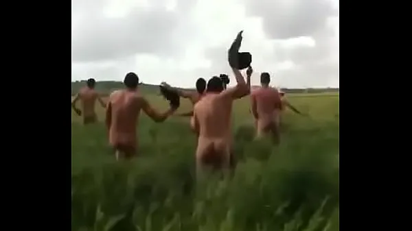 Nouvelles Running butt naked in the field vidéos au total