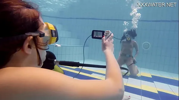 Frische Adeline wird von einem Mädchen im Pool gefilmt Gesamtvideos