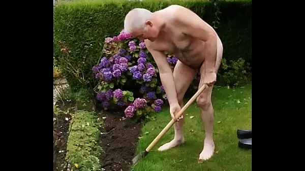 Friss The slut is gardening összes videó