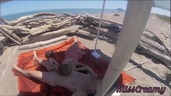 Nuovi Esibizione insegnante all'aperto Amatoriale Milf sega un Grosso Cazzo in pubblico nella spiaggia nudisti di fronte a guardoni con sborrata P2 - MissCreamy video totali