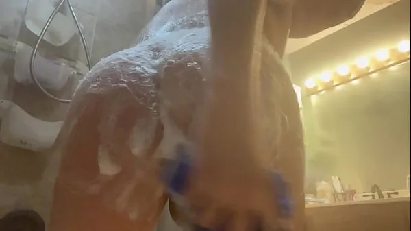 Frische Bubble Butt twerkt seinen sexy Arsch in der Dusche. 2 Gesamtvideos