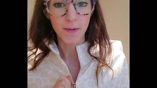 Pequeña puta madura con gafas, MILF Malinda. Haciendose correrse en el trabajo vídeos en total nuevos