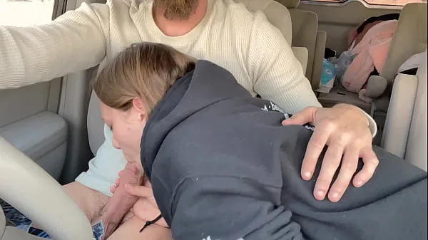 Skupaj Wife Fucked in the Backseat After Road Head svežih videoposnetkov