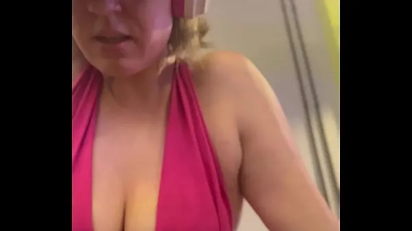Ferske Wow, my training at the gym left me very sweaty and even my pussy leaked, I was embarrassed because I was so horny videoer totalt