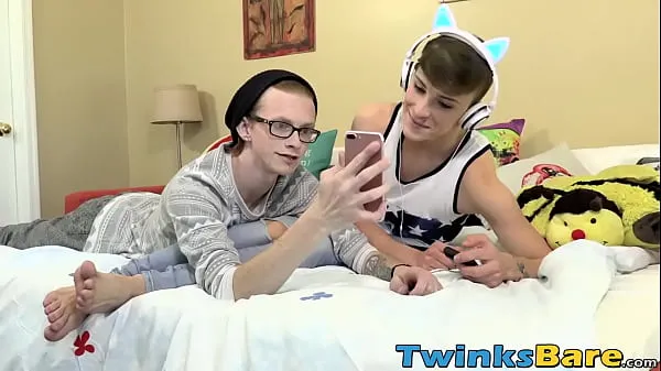 Ferske Good looking twink takes giant dick up his tight asshole videoer totalt