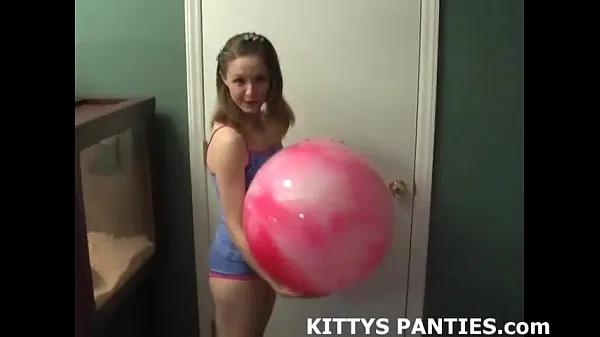 合計 18 year old teen Kitty loves playing with playdough 件の最新動画