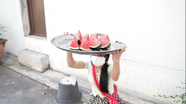 Nouvelles Une pauvre fille de la cuisine de rue séduit le vieux directeur vidéos au total