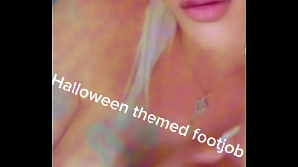 Betrügende Stiefmutter wird dabei erwischt, wie sie ihrem Stiefsohn einen Footjob/Handjob im Halloween-Stil gibt vídeos en total nuevos