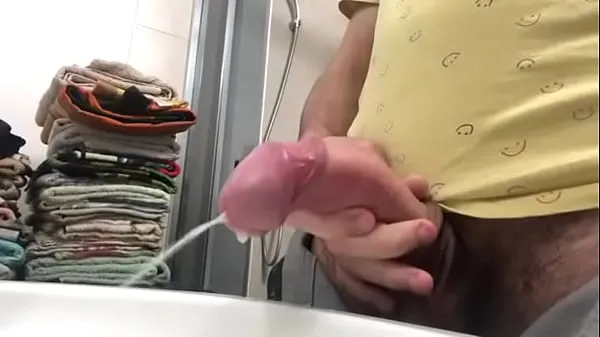 Nuovi 18YO Boy Releases Large Load into the Sink video totali